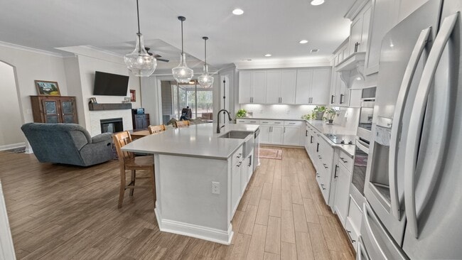 Building Photo - Spacious 6-Bedroom Waterfront Home in Richmond Hill, GA