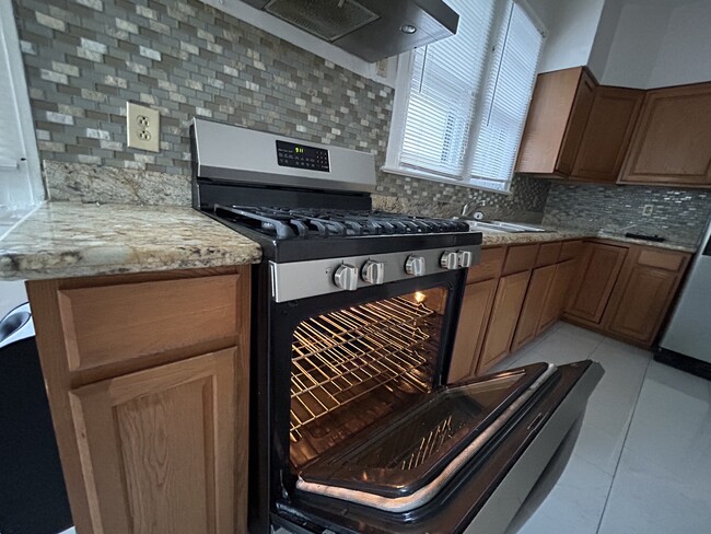 Convection Oven and Cooktop - 4005 Franklin Ave