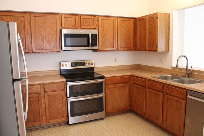 Building Photo - 3-BEDROOM IN CASTLE HILLS FOREST