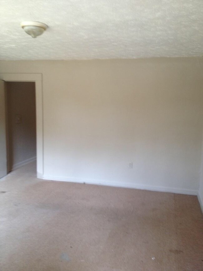 Building Photo - **AVAILABLE NOW**1 Bedroom /  1 Bathroom D...