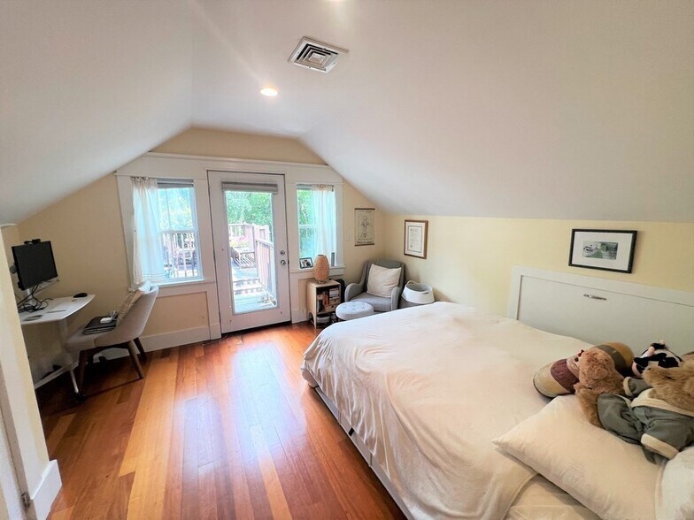 Building Photo - 44 Rockview St