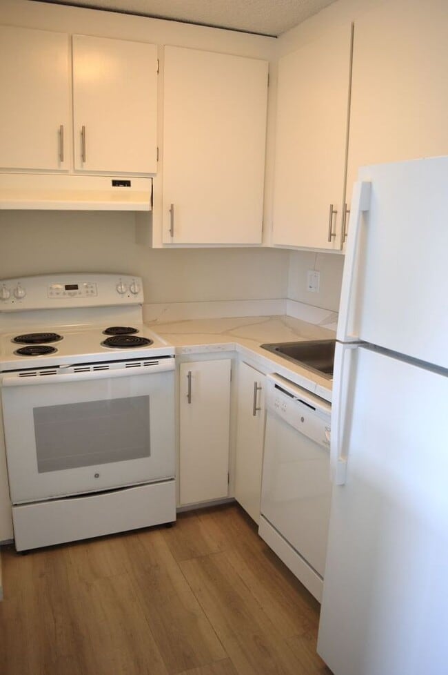 Building Photo - Nicely Updated and Pet Friendly Sausalito ...