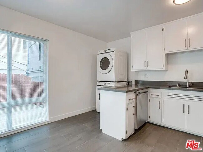 Building Photo - 869 Glenway Dr