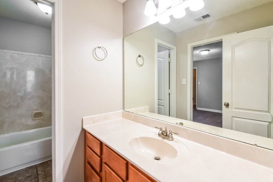 Building Photo - 10093 Woodland Hills Dr
