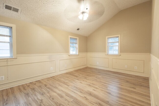Building Photo - Cozy 3 BR/2 BA Single-Family Home in Halet...