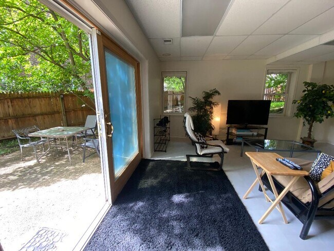 Building Photo - 5102 Warren Plz NW