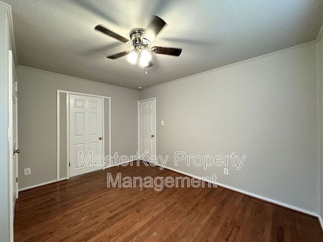 Building Photo - 1709 Oakwood Ave