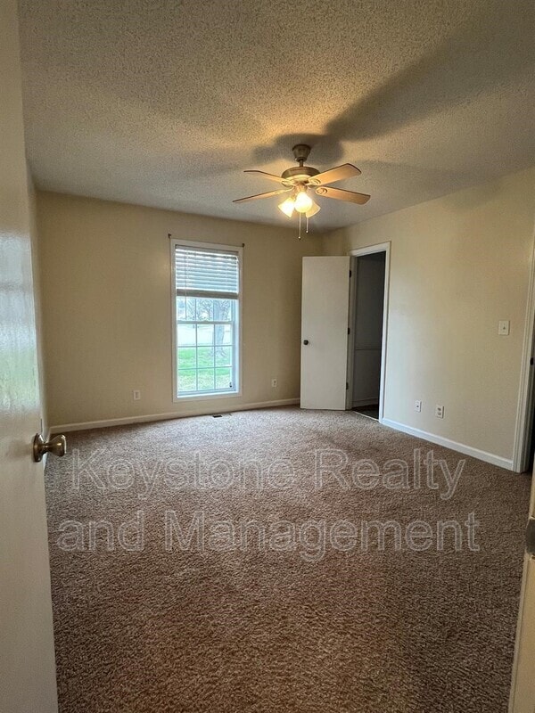 Building Photo - 404 Sideline Dr