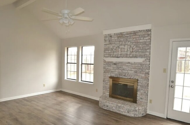 Building Photo - 10087 Hyman Dr