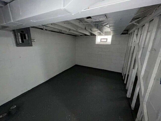 Building Photo - Three Bedroom Bungalow Ready for You