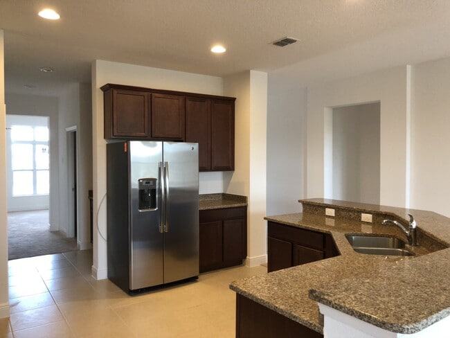 Building Photo - 4 BED HOME LOCATED IN WINTER GARDEN!
