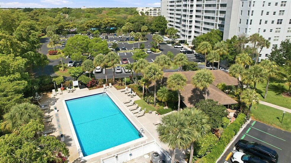 Building Photo - 4015 W Palm Aire Dr