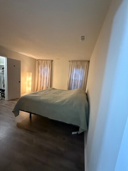 Building Photo - 713 Goodard Dr