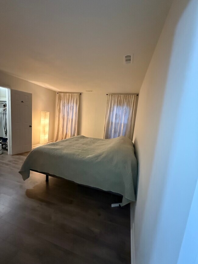 Building Photo - 713 Goodard Dr