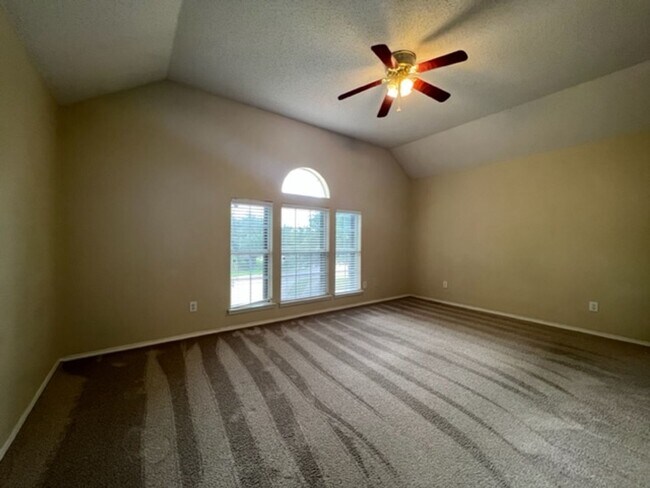 Building Photo - 4 bedroom, 2.5 bath home for lease!