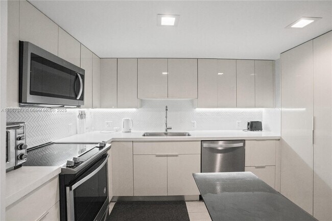 Building Photo - 100 Bayview Dr