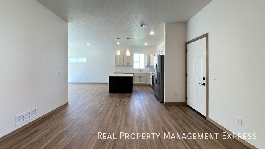 Building Photo - Modern 3 Bed, 2.5 Bath Townhome in West Sioux Falls