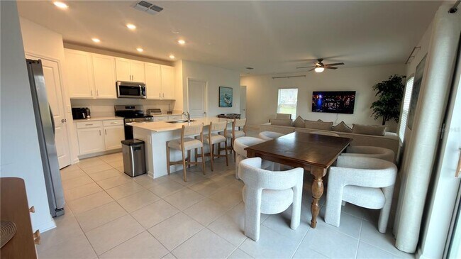 Building Photo - 2731 Armstrong Ave