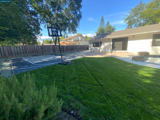Building Photo - 632 Everett Dr