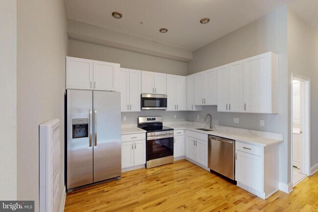 Primary Photo - 1 E Lexington St