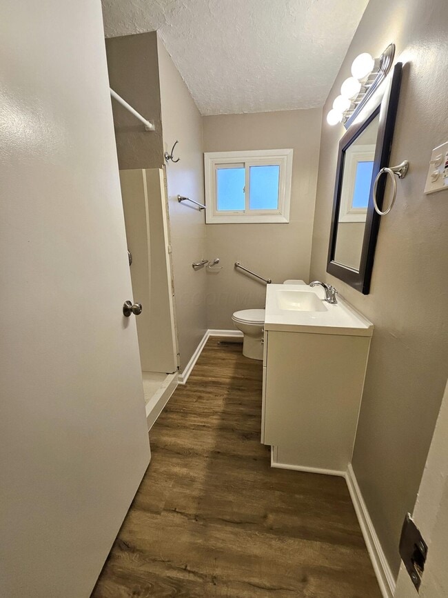 Building Photo - 2906 La Rosa Dr