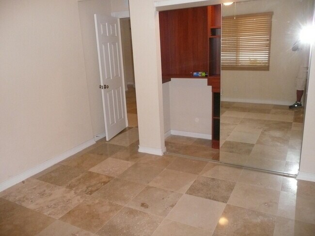 Building Photo - 525 24th Ave N