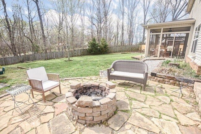 Building Photo - Pet Friendly Four Bedroom!