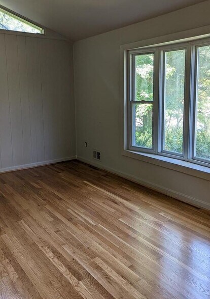 Building Photo - 8634 Cromwell Dr