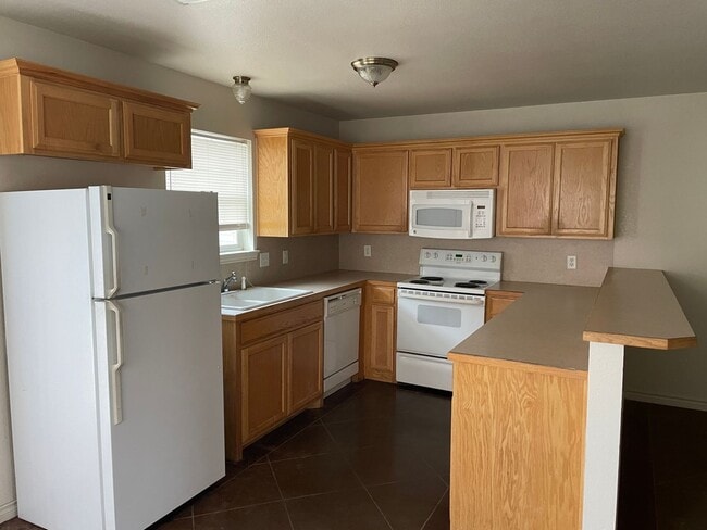 Building Photo - 2 story town house! 3 bed 2.5 bath