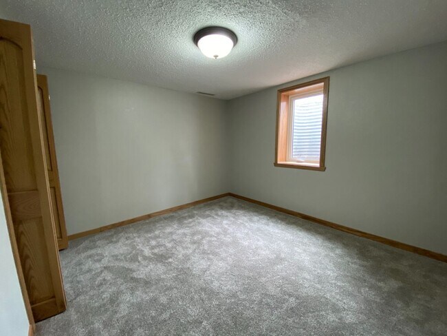 Building Photo - 4 Bedroom Townhome by Moorhead High School!