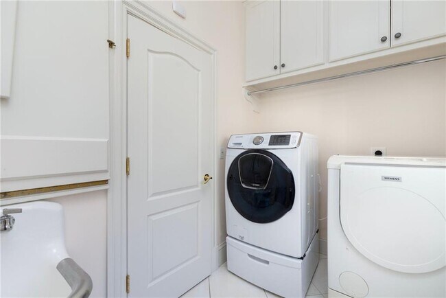 Building Photo - 524 Tillinghast Rd