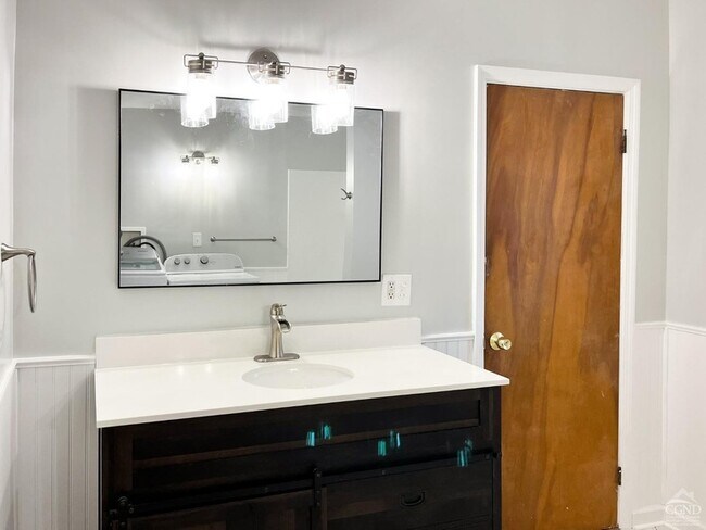 Building Photo - 122 2nd St