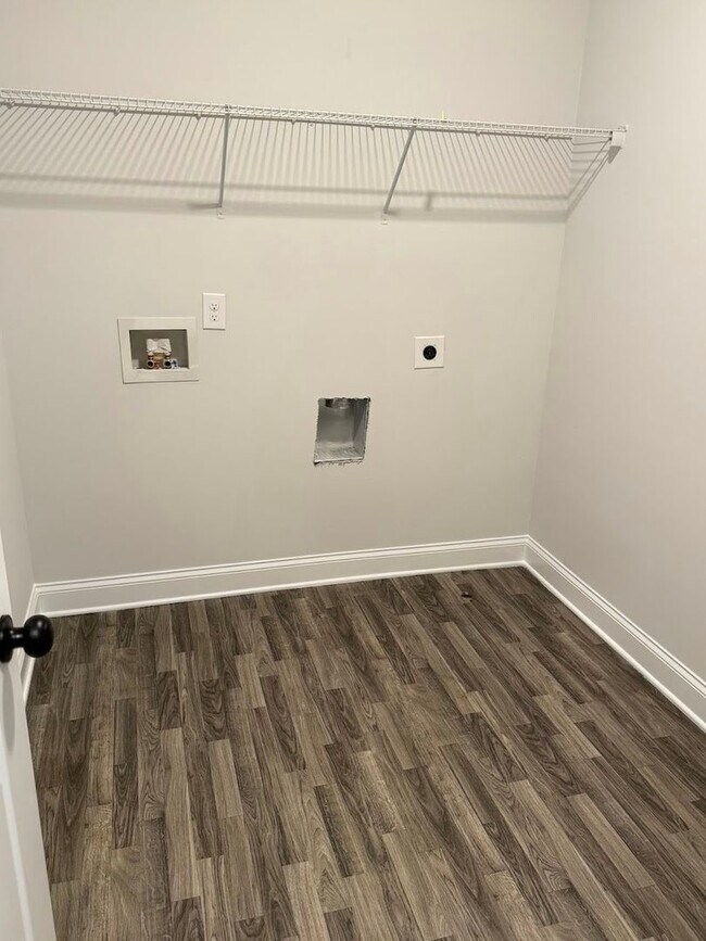 Building Photo - Spacious 5BR House in Buford