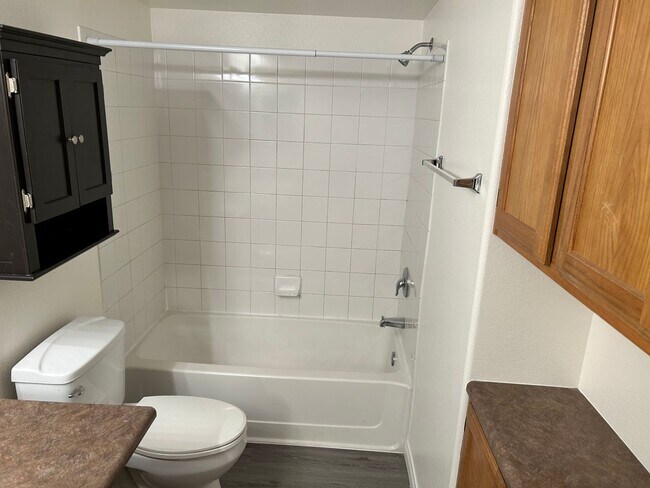 Building Photo - Charming 1 bedroom Condo with full size Ga...