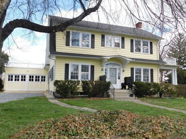 Building Photo - Fantastic mix of charm and updates!