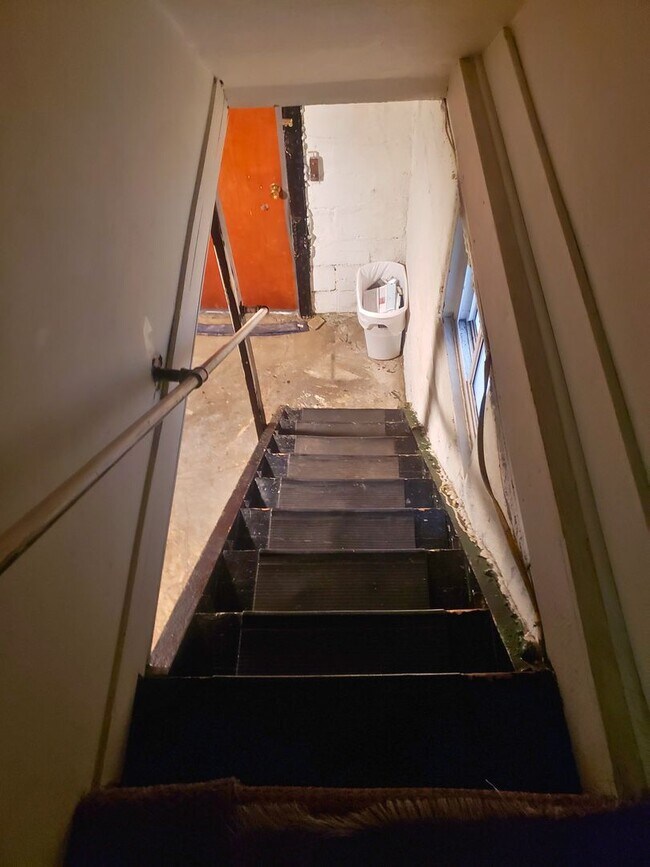 Building Photo - Inviting 2-Bedroom Home with Spacious Livi...