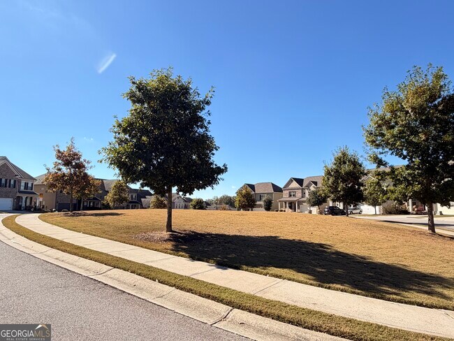 Building Photo - 235 Broadmoor Dr