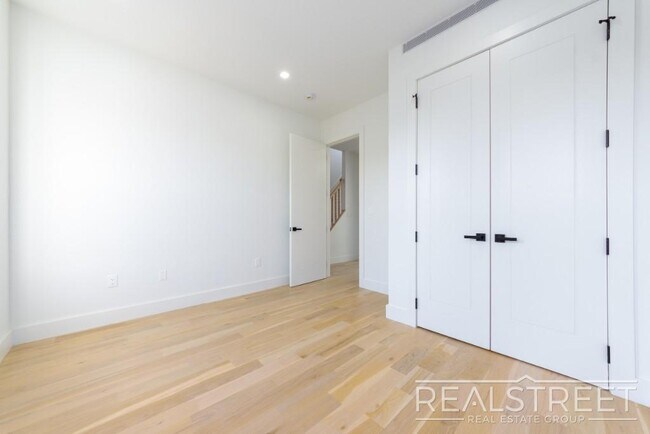 Building Photo - Stunning Brand New 2 Bed 2 Bath + PRIVATE ...