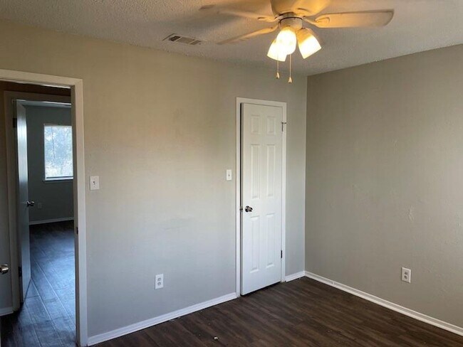 Building Photo - 8401 Colony Loop Dr