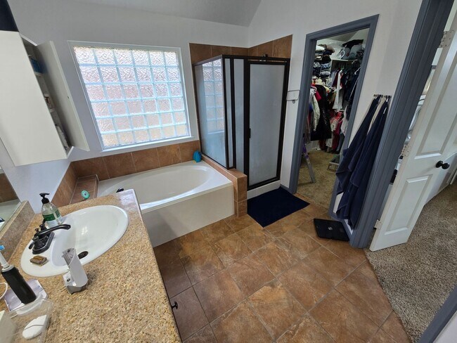 Building Photo - College Station - 3 bedroom / 2 bath- 2 car garage - fenced in back yard home in Creek Meadows
