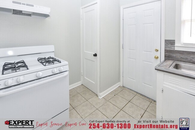 Building Photo - Newly Renovated 2BR/1BA Home with Spacious Backyard