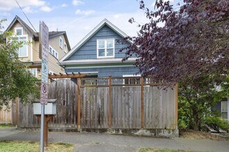 Building Photo - Charming 1906 Craftsman in Fremont — 3 Beds, Walk to Shops & Parks