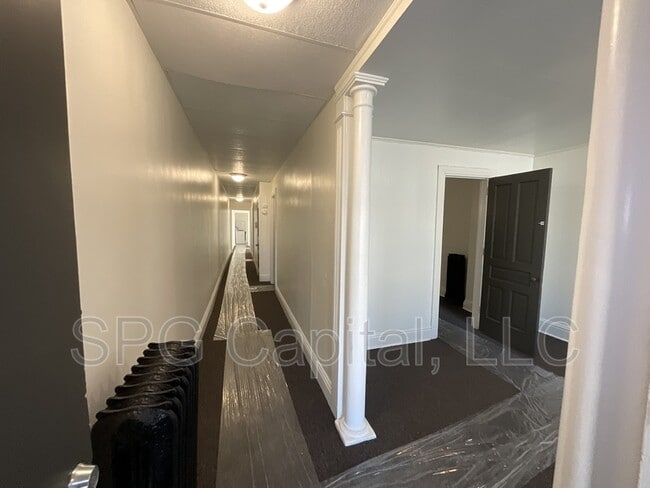 Building Photo - 1042 W Market St