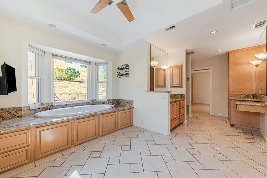 Building Photo - 520 Weybridge Dr