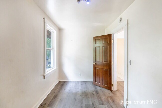 Building Photo - Light-Filled & Well-Connected Living – 1 B...