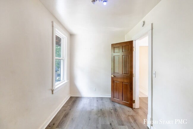 Building Photo - Light-Filled & Well-Connected Living – 1 Bedroom Retreat