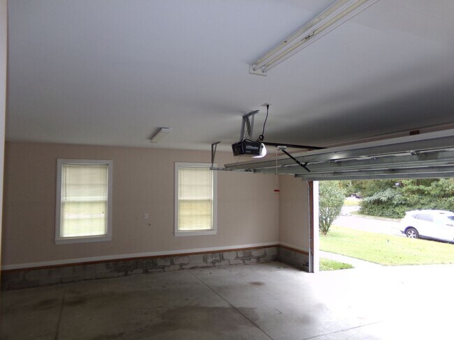 Building Photo - Beautiful Home in Indian Hills