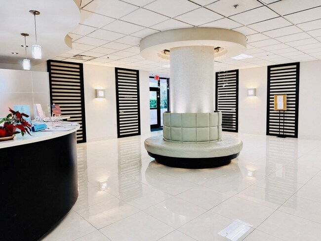 Building Photo - 1621 Collins Ave