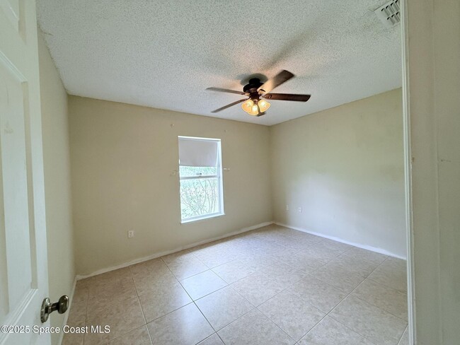 Building Photo - 3232 Wallace Ave