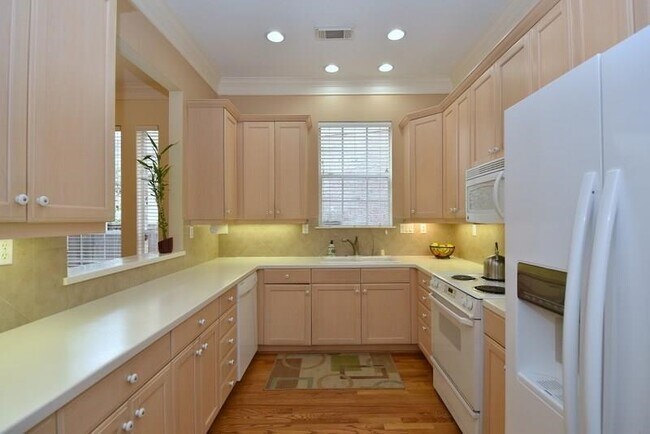 Building Photo - 6841 Staffordshire Blvd